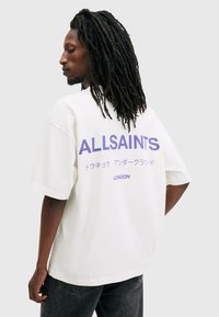 AllSaints UNDERGROUND CREW - Nyomott mintás póló - ashen white purple