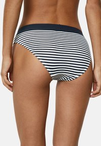 Bas de bikini rayé bleu marine et blanc avec une coupe haute et une taille douce, présentant une texture lisse et des coutures minimalistes.