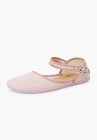 Chaussure plate en tissu rose clair avec bout fermé et bride de cheville réglable avec une petite boucle argentée.