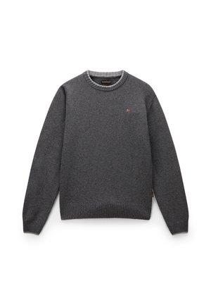 Šedý svetr s kulatým výstřihem, ribbenými manžetami a lemem. Obsahuje malé logo na hrudi, vyrobený z měkkého, strukturovaného materiálu.