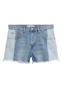 Pantalones cortos de mezclilla con un diseño de parches en diferentes tonos de azul. Bajo sin rematar, estilo de cinco bolsillos, cierre con botón metálico y texturas contrastantes.