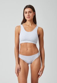 Grijze katoenen sportbeha met brede bandjes en een SNOCKS logo-band, gecombineerd met bijpassende grijze bikini slips met subtiele elastische randen.