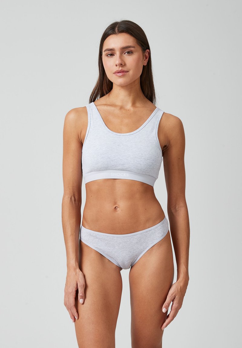 Grauer Baumwoll-Sport-BH mit breiten Trägern und einem SNOCKS-Logo-Bund, kombiniert mit passenden grauen Bikini-Höschen mit subtilen elastischen Kanten.