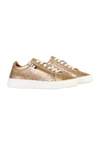 Sneakers metallici dorati con motivi floreali tagliati al laser, lacci bianchi e suola bianca a contrasto. Dettaglio con cerniera laterale per una facile vestibilità.