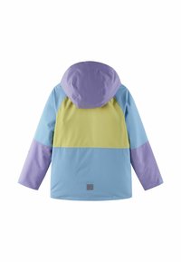 Kolorowa kurtka z kapturem, wykonana z gładkiego syntetycznego materiału, z elementami w jasnoniebieskim, zielonym i lawendowym. Prosty design, bez wzorów.
