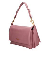 Borsa in pelle rosa con una forma strutturata, dotata di una chiusura a patta piatta e una tracolla in metallo dorato. Dettaglio del logo riconoscibile sul davanti.