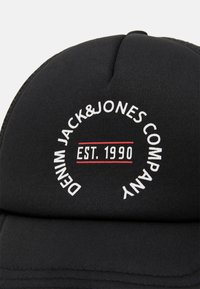 Cappello nero dalla forma arrotondata, con ricamo bianco che riporta "DENIM JACK & JONES COMPANY" e "EST. 1990," separati da una linea rossa.