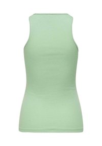 Top sin mangas de color verde claro con textura acanalada, presenta un escote redondo y un diseño ajustado con detalles de costura mínimos.