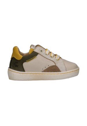 Sneaker basso con suola bianca, pannelli beige e oliva, colletto del tallone giallo e lacci bianchi con accenti gialli.