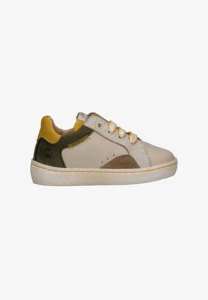Sneaker basso con suola bianca, pannelli beige e oliva, colletto del tallone giallo e lacci bianchi con accenti gialli.