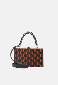 Pochette noire rectangulaire avec motif géométrique orange, fermoir argenté, petite poignée chaîne noire et bandoulière en cuir amovible.