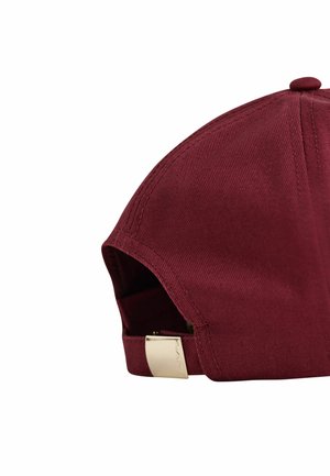 Bordeauxrode baseballpet met verstelbare band en goudkleurige metalen gesp, gezien van achteren tegen een witte achtergrond.