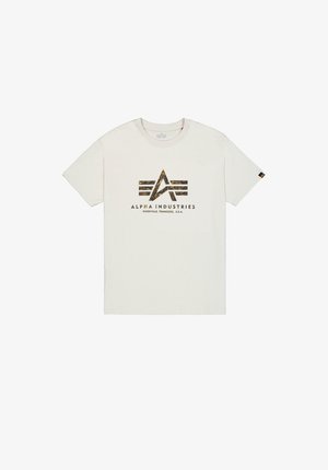 Hvid bomulds t-shirt med et centralt logo med et abstrakt gyldent design og sort tekst med ordene "ALPHA INDUSTRIES" nedenunder. Kortærmet.