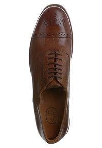 Chaussure habillée en cuir brun avec des détails perforés, bout rond et design à lacets. Texture lisse avec un accent brodé près de la tige.