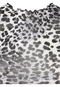 Schwarz-weißes Mesh-Gewebe mit Leopardenmuster, mit rüschenförmigem Ausschnitt und glatter Textur. Keine zusätzlichen Akzente sichtbar.