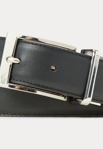 Juodas odinis diržas su sidabro spalvos stačiakampiu sagtimi, kairėje pusėje yra mažas įspaustas polo žaidėjo logotipas.