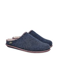 Zapatillas de fieltro azul oscuro con punta redondeada y parte trasera abierta, con un borde trenzado en blanco y rojo alrededor del borde. Diseño de suela plana.