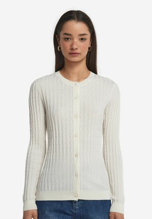 Weißer Strickcardigan mit strukturiertem Design, langen Ärmeln, Rundhalsausschnitt und Knopfverschluss vorne.