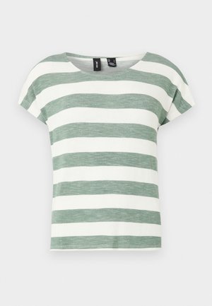 T-shirt rayé en vert et blanc, fabriqué dans un tissu texturé. Présente un décolleté rond et des manches courtes à capes.