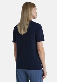 Marineblaue kurzärmelige T-Shirt mit rundem Halsausschnitt, in lässiger Passform und aus weichem Material, von hinten betrachtet.