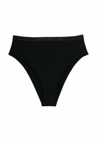 Parte de abajo de bikini negro con un diseño de cintura alta, fabricada en un tejido suave con una cinturilla elástica delgada, mostrando el logo de la marca.