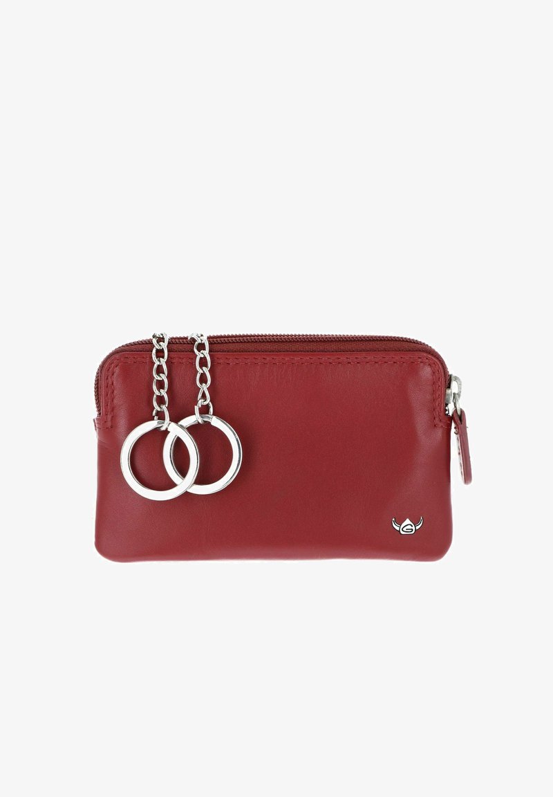 Pochette en cuir rouge avec une fermeture éclair et deux porte-clés en chaîne argentés attachés, avec un petit logo argenté en bas à droite.