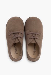 Scarpe in suede marrone con punta rotonda, design con lacci e interno morbido. Presenta una tomaia testurizzata e una suola piatta.