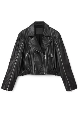 Schwarze, verkürzte Leder-Motorradjacke mit reverskragen, Reißverschluss vorne und Seitentaschen. Verfügt über silberne Hardware und Gurtakzente.