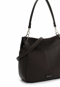 Borsa a tracolla in pelle marrone con superficie strutturata, dotata di una sola tracolla e dettagli in metallo argentato. Etichetta con logo ben visibile sul davanti.