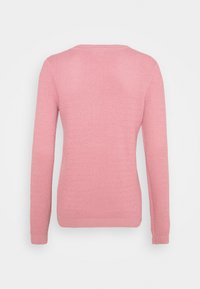 Rosa stickad tröja med långa ärmar, rund halsringning och strukturerad tyg. Kjolslut och muddar är ribbad för extra detalj.