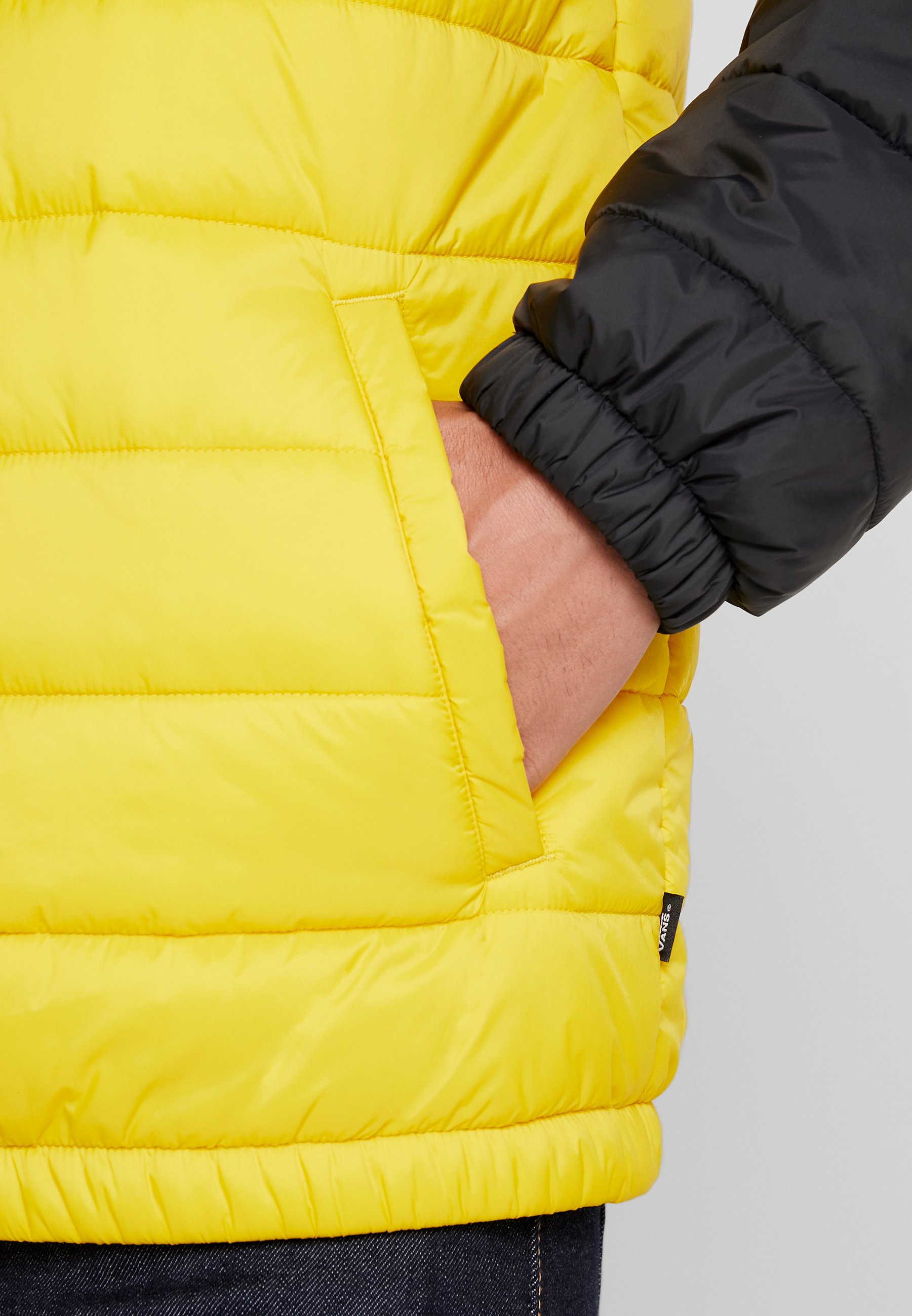 Vans CARLON ANORAK PUFFER Vinterjakke sulphurblack Vans CARLON ANORAK PUFFER Vinterjakke sulphurblack