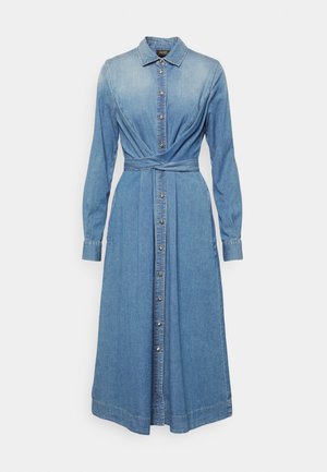 Denimskjortekjole med lange ærmer, knaplukning foran, krave, bælte i taljen og en afslappet pasform. Har en lyseblå farve og en glat tekstur.