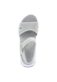 Sandal gris clair avec une tige en mesh ventilé, une sangle réglable et une semelle texturée et rembourrée. Design minimaliste avec des accents subtils.