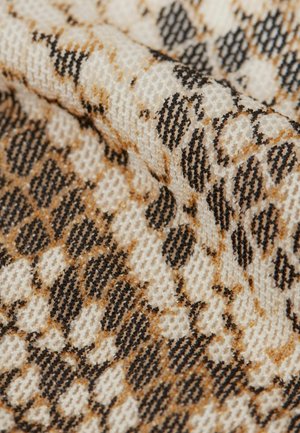 Texturerad tyg med ormskinna i beige, brunt och svart, med ett vävt mönster som tillför visuell djup och intresse.