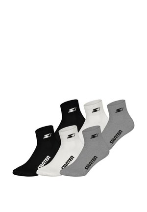 Drei Paare von Crew-Socken: schwarz, weiß und grau. Jedes Paar hat einen gerippten Bündchen und ein bedrucktes "Starter"-Logo. Material aus Baumwollmischung.