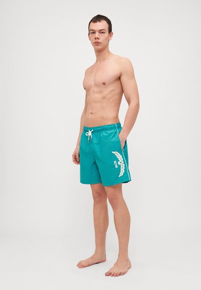 Shorts de baie turquoise dintr-un material ușor, cu un talie ajustabilă prin șnur și un logo alb în formă de frunză pe lateral.