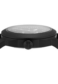 Sort analogur med en struktureret bezel, klart glasur og trykkrone. Den runde urskive har hvide timemarkører og visere.