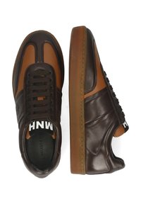 Sneakers in pelle marrone con accenti beige, pannelli texturizzati, punta rotonda e suole in gomma piatta. Lacci neri e logo sulla linguetta.