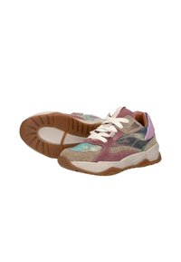 Multikleurige sneakers van een mix van suède en mesh materialen, met een chunky witte zool en een gestructureerde rubberen loopzool voor grip.
