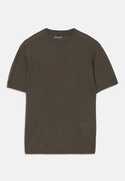 Olivgrön kortärmad stickad tröja med en texturerad, ribbad mönster och en rund halsringning. Tillverkad av ett mjukt, lätt tyg.