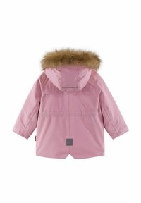 Różowa parka z kapturem z sztucznym futrem, o gładkiej zewnętrznej teksturze i kwadratowej metce na dolnej części pleców. Długie rękawy z mankietami.