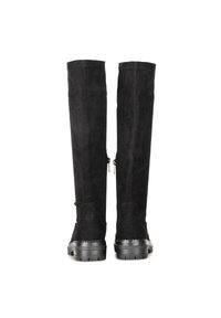 Botas altas de ante negras con un acabado suave, cremalleras laterales y suelas de goma texturizadas. El diseño incluye detalles de costura mínimos.