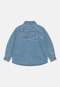 Helles blaues Denim-Hemd mit einem großen, stark abgenutzten Grafikdesign auf der Rückseite, Knopfmanschetten und einem spitzen Kragen. Klassische Form mit abgerundetem Saum.