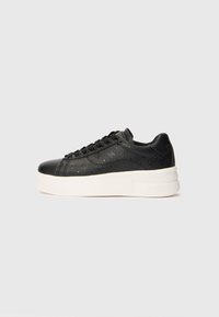 Czarne skórzane sneakersy z wypukłym wzorem, okrągłym noskiem i czarnymi sznurowadłami. Posiadają białą, grubą podeszwę z subtelnym logo na boku.