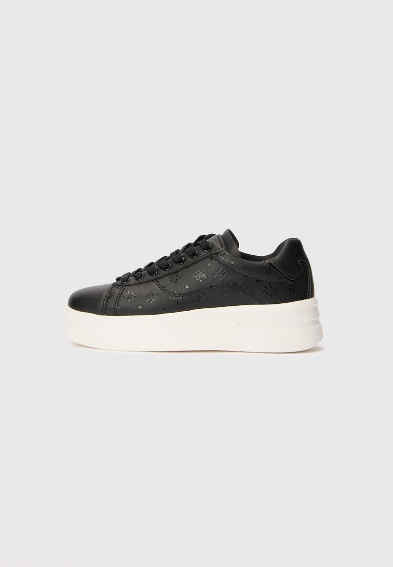 Czarne skórzane sneakersy z wypukłym wzorem, okrągłym noskiem i czarnymi sznurowadłami. Posiadają białą, grubą podeszwę z subtelnym logo na boku.