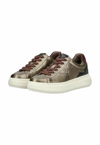 Metallic bronze sneakers med brune snørebånd, hvid sål og en sort læderhæl. Strukturerede sideaccentuer tilfører visuel interesse.