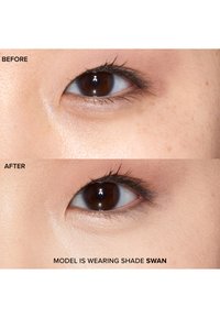 Vorher- und Nachher-Bilder eines Auges, die definierte Wimpern und ein glattes, ebenmäßiges Augenlid zeigen. Das Modell trägt Lidschatten in der Farbe "Swan".