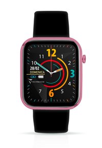 Orologio smartwatch quadrato con schermata nera, cornice rosa e cinturino in silicone nero. Presenta indicatori delle ore colorati e un display digitale per la data.