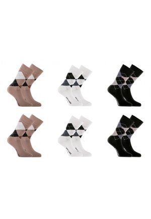 Six paires de chaussettes à motif losanges argyle, en variations de couleurs beige, blanc et noir, disposées en deux rangées sur un fond blanc.