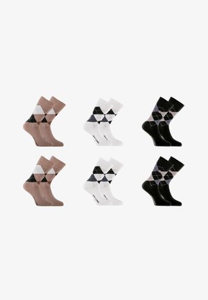 Six paires de chaussettes à motif losanges argyle, en variations de couleurs beige, blanc et noir, disposées en deux rangées sur un fond blanc.